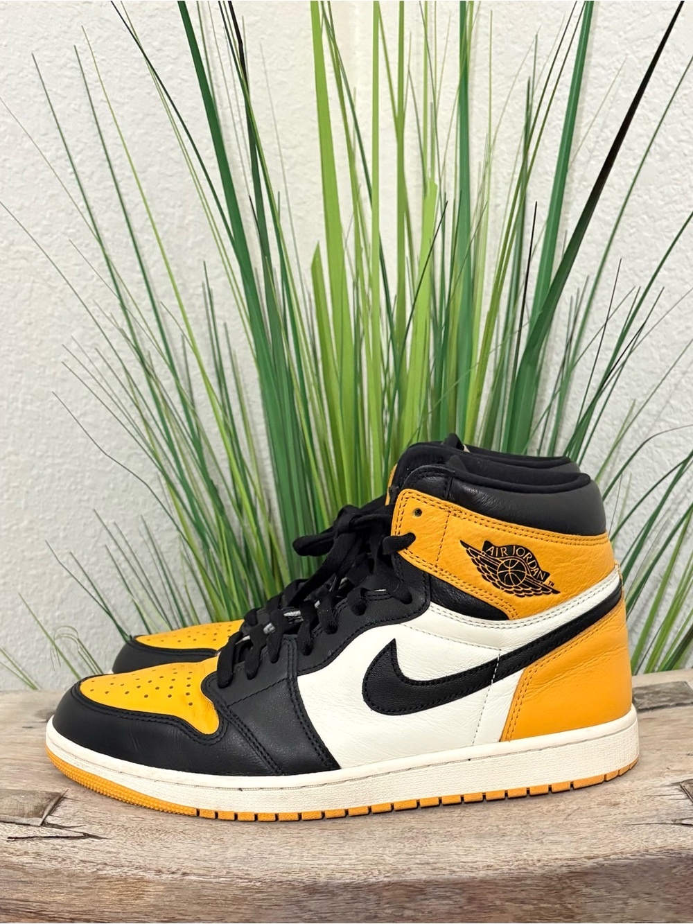Air Jordan 1 Retro High OG Yellow Toe Taxi Sneakers